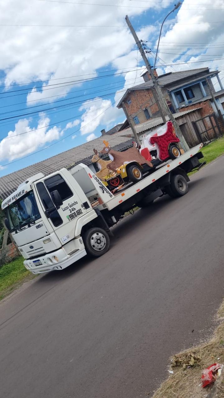 Guincho transportando veículo